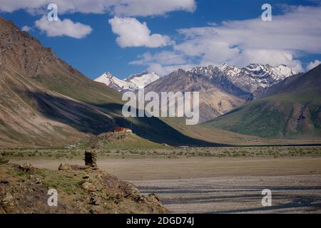 Il monastero buddista tibetano si trova in cima a una collina. Suru Valley, vicino a Rangdum, Zanskar, Ladakh, Jammu e Kashmir, India Foto Stock