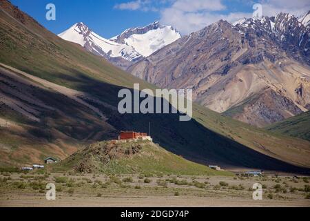 Il monastero buddista tibetano si trova in cima a una collina. Suru Valley, vicino a Rangdum, Zanskar, Ladakh, Jammu e Kashmir, India Foto Stock