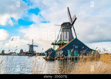 Vista sui mulini a vento olandesi vicino al fiume Zaan nel Villaggio di Zaanse Schans Foto Stock