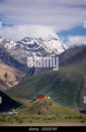 Il monastero buddista tibetano si trova in cima a una collina. Suru Valley, vicino a Rangdum, Zanskar, Ladakh, Jammu e Kashmir, India Foto Stock