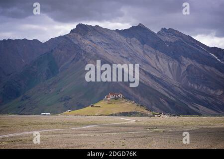 Il monastero buddista tibetano si trova in cima a una collina. Suru Valley, vicino a Rangdum, Zanskar, Ladakh, Jammu e Kashmir, India Foto Stock