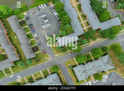 Vista dall'alto che sorvola la casa della città mostrando le case di famiglia con tetti Foto Stock