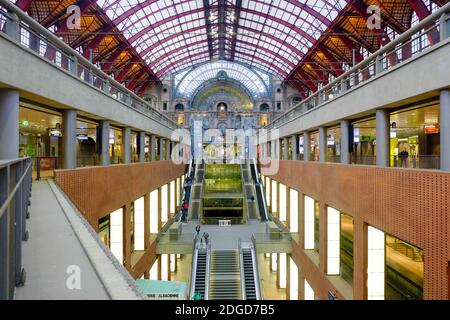 Anversa, Belgio - Maggio 2019: Treni in attesa alla piattaforma per i passeggeri all'interno della splendida, storica e monumentale Anversa Foto Stock