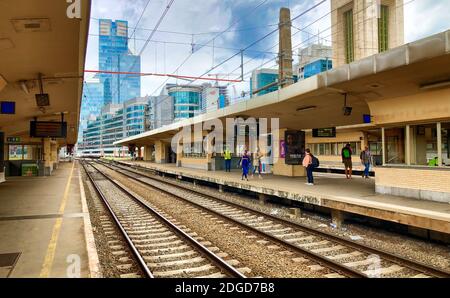 Bruxelles, Belgio 2019 giugno: Pendolari in attesa sulla piattaforma della stazione ferroviaria di Bruxelles Nord Foto Stock