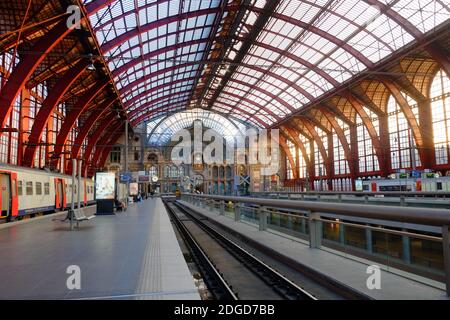 Anversa, Belgio - Maggio 2019: Treni in attesa alla piattaforma per i passeggeri all'interno della splendida, storica e monumentale Anversa Foto Stock