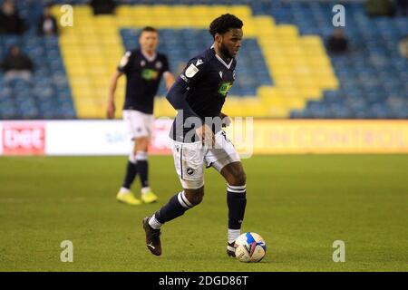 Londra, Regno Unito. 8 dicembre 2020. Mahlon Romeo di Millwall in azione durante il gioco. EFL Skybet Championship, Millwall contro Queens Park Rangers al Den di Londra martedì 8 dicembre 2020. Questa immagine può essere utilizzata solo per scopi editoriali. Solo per uso editoriale, è richiesta una licenza per uso commerciale. Nessun utilizzo nelle scommesse, nei giochi o nelle pubblicazioni di un singolo club/campionato/giocatore. pic by Steffan Bowen/Andrew Orchard sports photography/Alamy Live news Credit: Andrew Orchard sports photography/Alamy Live News Foto Stock