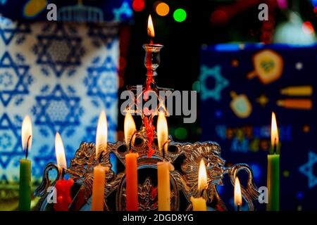 Chanukah Menorah Chanukiah ebraico di sfondo per le vacanze Foto Stock