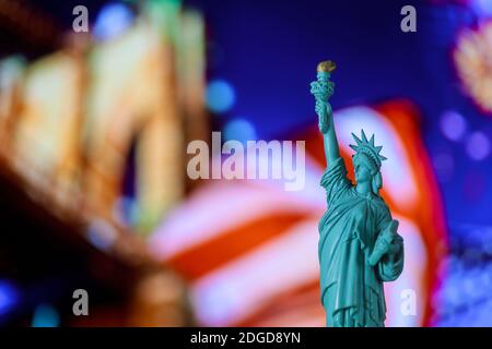 Statua della libertà, United Stated bandiera Brooklyn Bridge sfondo, New York, Stati Uniti Foto Stock