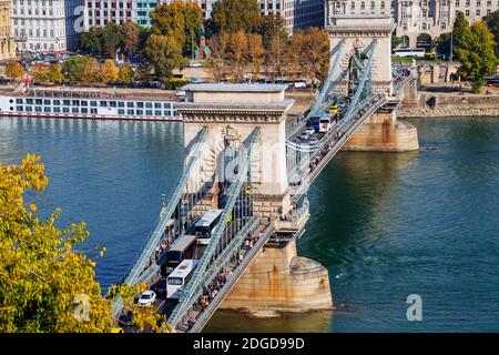 Persone e veicoli che utilizzano il "Ponte delle catene", che era il ponte costruito sul Danubio Foto Stock