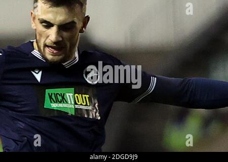 Londra, Regno Unito. 8 dicembre 2020. Il logo Kick it out è visibile sulla camicia di Troy Parrott of Millwall. EFL Skybet Championship, Millwall contro Queens Park Rangers al Den di Londra martedì 8 dicembre 2020. Questa immagine può essere utilizzata solo per scopi editoriali. Solo per uso editoriale, è richiesta una licenza per uso commerciale. Nessun utilizzo nelle scommesse, nei giochi o nelle pubblicazioni di un singolo club/campionato/giocatore. pic by Steffan Bowen/Andrew Orchard sports photography/Alamy Live news Credit: Andrew Orchard sports photography/Alamy Live News Foto Stock