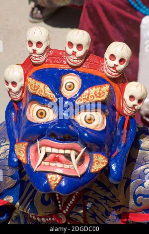 Dettaglio di una maschera Mahakala blu con protettore buddista tibetano con tiara del cranio. Monastero di Karsha, vicino alla valle di Padum Zanskar, Ladakh, Jammu e Kashmir, India settentrionale Foto Stock