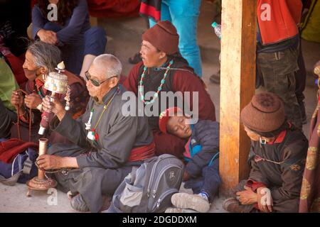 Ladakhi adulti e bambini che guardano le celebrazioni del festival del monastero di Karsha, il monastero di Karsha vicino alla valle di Padum Zanskar, Ladakh, Jammu e Kashmir, India settentrionale Foto Stock