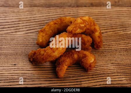 Gamberi fritti in pasta su una tavola di legno Foto Stock