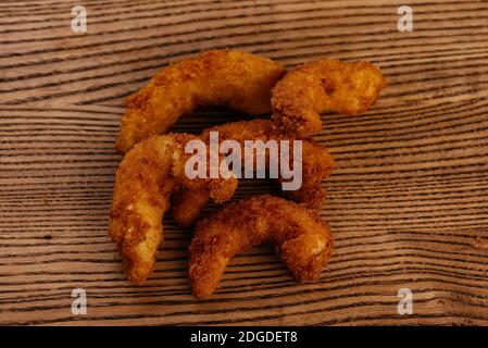 Gamberi fritti in pasta su una tavola di legno Foto Stock