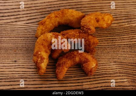Gamberi fritti in pasta su una tavola di legno Foto Stock