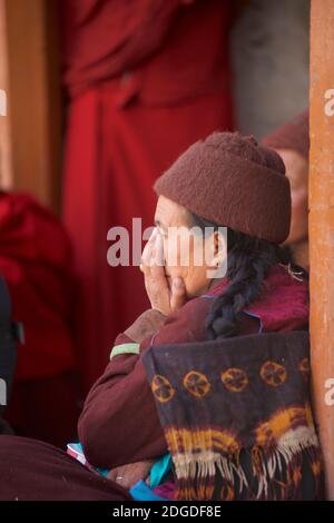 Donne ladakhi in abito tradizionale, tra cui uno scialle di lana tinto con cravatta, al festival di Karsha Gustor, celebrato al monastero di Karsha, vicino Padum Zanskar Valley, Ladakh, Jammu e Kashmir, India settentrionale Foto Stock