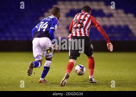 OLDHAM, INGHILTERRA. L'8 DICEMBRE, la Dylan Fage di Oldham Athletic si contende con il Callum McFadzean di Sunderland durante la partita EFL Trophy tra Oldham Athletic e Sunderland al Boundary Park di Oldham, martedì 8 dicembre 2020. (Credit: Eddie Garvey | MI News) Credit: MI News & Sport /Alamy Live News Foto Stock