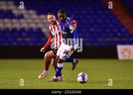 OLDHAM, INGHILTERRA. L'8 DICEMBRE, la Dylan Fage di Oldham Athletic si contende con il Callum McFadzean di Sunderland durante la partita EFL Trophy tra Oldham Athletic e Sunderland al Boundary Park di Oldham, martedì 8 dicembre 2020. (Credit: Eddie Garvey | MI News) Credit: MI News & Sport /Alamy Live News Foto Stock