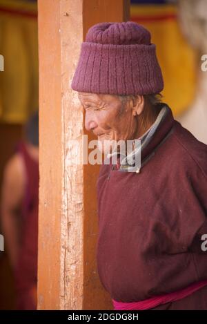 Uomo Ladakhi anziano in abbigliamento tradizionale. Monastero di Karsha, vicino alla valle di Padum Zanskar, Ladakh, Jammu e Kashmir, India settentrionale Foto Stock