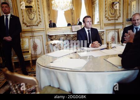 Emmanuel Macron, presidente de la Republique, et Pierre Andre Imbert, asseiller social, devant un representant syndical Foto Stock