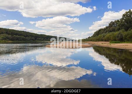 Isola di sabbia tra la superficie calma del fiume lungo le rive della foresta riposano relax in a s. Foto Stock