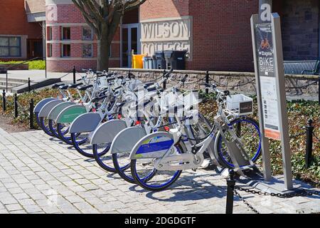 PRINCETON, NJ -26 MAR 2020- Vista di Zagster parti biciclette disponibili per il noleggio di fronte al Wilson College nel campus della Princeton University. Foto Stock