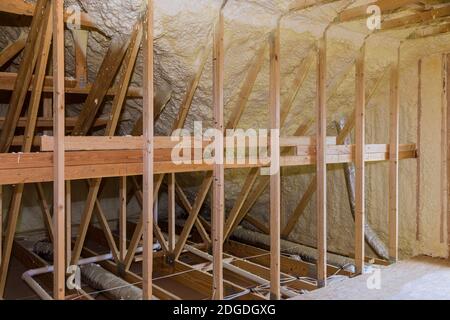 All'interno della parete di isolamento in casa di legno, edificio in costruzione Foto Stock