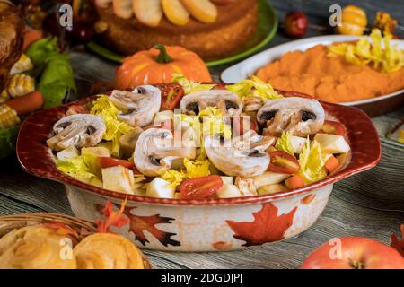 Cena di ringraziamento con purè di patate dolci, insalata con funghi. Foto Stock