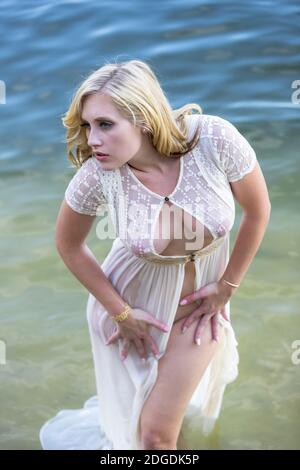 Un bel modello Blonde gode DI UNA giornata al lago Foto Stock