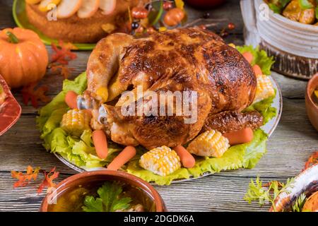 tacchino arrosto fatto in casa con altri piatti. Giorno del Ringraziamento. Foto Stock