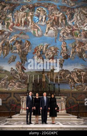 Dopo l'incontro con Papa Francesco, il presidente degli Stati Uniti Donald Trump e sua moglie Melania si recheranno nella Cappella Sistina in Vaticano il 24 maggio 2017. Da sinistra a destra : il consigliere senior della Casa Bianca Jared Kushner, la figlia del presidente americano Donald Trump Ivanka Trump, Donald Trump e Melania Trump. Si posano vicino all'affresco dipinto da Michelangelo. Foto di ABACAPRESS.COM Foto Stock