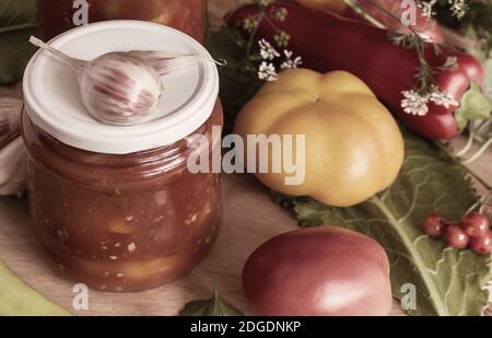 Home canning: conserve di peperoni in vasetti di vetro Foto Stock