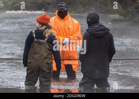 Denham, Regno Unito. 8 dicembre 2020. Le guardie di sicurezza HS2 formano una linea attraverso il fiume Colne durante una grande operazione di sicurezza per rimuovere Dan Hooper, ampiamente conosciuto come paludoso durante gli anni '90, da un treppiede di bambù. L'attivista del clima e delle strade aveva occupato il treppiede il giorno precedente per ritardare la costruzione di un ponte come parte dei lavori per il controverso collegamento ferroviario ad alta velocità HS2. Credit: Mark Kerrison/Alamy Live News Foto Stock