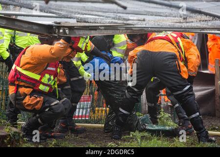 Denham, Regno Unito. 8 dicembre 2020. Gli agenti della polizia dell'Hampshire rimuovono un attivista anti-HS2 dal fiume Colne per essere arrestato durante un'operazione di sicurezza di grandi dimensioni per estrarre Dan Hooper, ampiamente conosciuto come swampy negli anni '90, Da un treppiede di bambù che aveva occupato il giorno precedente per ritardare la costruzione di un ponte come parte di lavori per il controverso collegamento ferroviario ad alta velocità HS2. Credit: Mark Kerrison/Alamy Live News Foto Stock