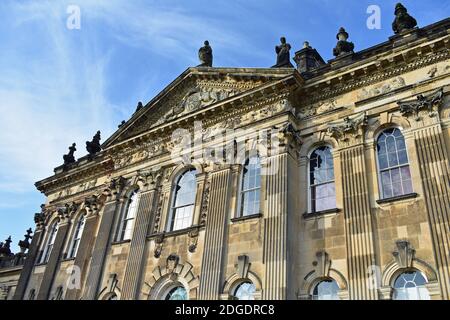 Un primo piano dello stile architettonico barocco di Castle Howard, una storica residenza signorile nel North Yorkshire, Inghilterra. Statue di pietra si trovano sulla facciata. Foto Stock