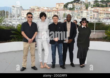 I membri della giuria di Cinefondazioni e cortometraggi Eric Khoo, Clotilde Hesme, Cristian Mungiu, Barry Jenkins e Athina Rachel Tsangari partecipano alla Fotocall della giuria del 70° Festival di Cannes, in Francia, il 26 maggio 2017. Foto di Nicolas Genin/ABACAPRESS.COM Foto Stock