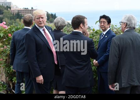 (L-R) Presidente del Consiglio europeo Donald Tusk, Presidente degli Stati Uniti Donald Trump, primo Ministro britannico Theresa May, Presidente francese Emmanuel Macron, Il primo ministro giapponese Shinzo Abe e il presidente della Commissione europea Jean-Claude Juncker guardano uno squadrone di volo italiano al vertice dei capi di Stato e di governo del G7, il gruppo delle economie più industrializzate, più l'Unione europea, il 26 maggio 2017 a Taormina, Sicilia.ai leader di Gran Bretagna, Canada, Francia, Germania, Giappone, Stati Uniti e Italia parteciperanno rappresentanti dell'Unione europea e del Foto Stock