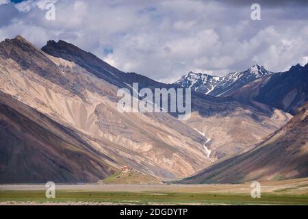 Il monastero buddista tibetano si trova in cima a una collina. Suru Valley, vicino a Rangdum, Zanskar, Ladakh, Jammu e Kashmir, India Foto Stock