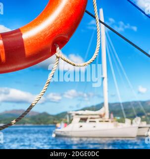 Una boa in barca Neat the pacific Ocean bokeh Foto Stock