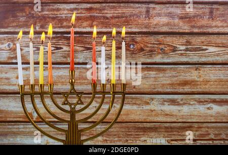 Chanukah candele tutti in un simbolo festa ebraica Foto Stock