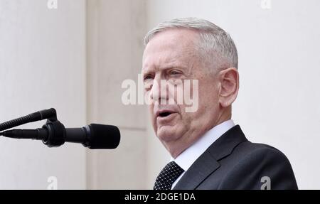 Il Segretario della Difesa James Mattis parla ad una cerimonia di deposizione della corona presso la Tomba del Milite Ignoto al Cimitero Nazionale di Arlington il Memorial Day , 29 maggio 2017 ad Arlington, Virginia. Foto di Olivier Douliery/Abaca Foto Stock