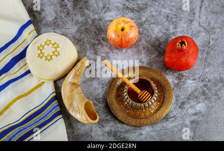 Un nuovo anno ebraico con miele per la mela e. Vacanze melograno di Rosh ha Shana Foto Stock