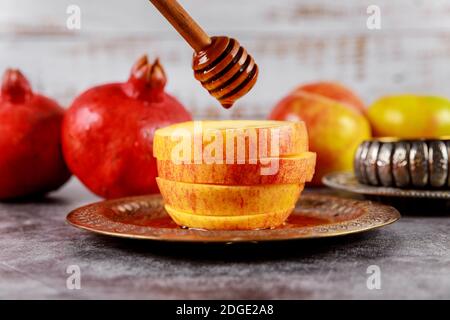 Miele sul melograno e mele. Anno nuovo ebraico Rosh ha Shana Foto Stock