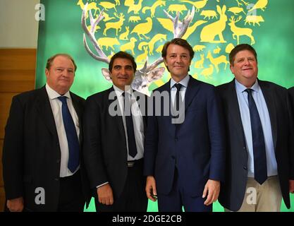 I membri del partito Les Republicains (LR) Pierre Charon, Christian Jacob, senatore del partito Les Republicains (LR) e capo del comitato di campagna della destra e del centro per le prossime elezioni legislative, Francois Baroin, presidente della Federazione nazionale francese dei cacciatori Willy Schraen presso la Federazione nazionale francese dei cacciatori di Parigi, Francia, il 30 maggio 2017. Foto di Christian Liegi/ABACAPRESS.COM Foto Stock