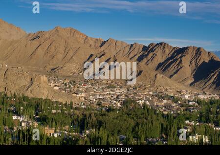 Vista della periferia di Leh visto da Shanti Stupa, Leh District, Ladakh, Jammu e Kashmir, India. Palazzo Leh sullo sperone roccioso sulla destra. Foto Stock