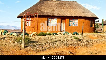 In lesotho villaggio di strada vicino montagna Foto Stock