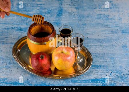 Un nuovo anno ebraico con miele per la mela e. Vacanze melograno di Rosh ha Shana Foto Stock