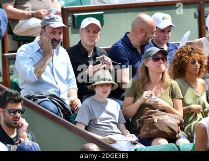 L'attore Gilles Cohen e sua moglie Karine, Cédric Klapisch e sua moglie Lola Doillon e suo figlio Emile frequentano il French Tennis Open al Roland Garros il 31 maggio 2017 a Parigi, Francia. Foto di Laurent Zabulon/ABACAPRESS.COM Foto Stock