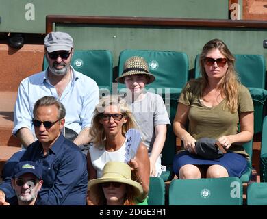 L'attore Gilles Cohen e sua moglie Karine, Cédric Klapisch e sua moglie Lola Doillon e suo figlio Emile frequentano il French Tennis Open al Roland Garros il 31 maggio 2017 a Parigi, Francia. Foto di Laurent Zabulon/ABACAPRESS.COM Foto Stock