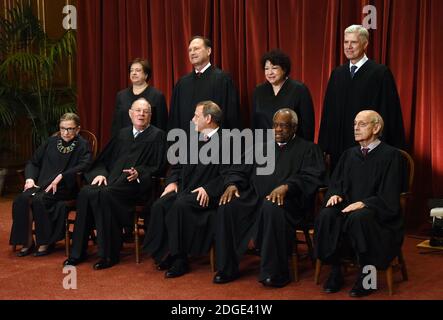 I membri della Corte Suprema degli Stati Uniti fanno una foto di gruppo presso l'edificio della Corte Suprema il 1° giugno 2017 a Washington, DC. Fila anteriore. Seduto da sinistra, l'associato Justice Ruth Bader Ginsburg, l'associato Justice Anthony M. Kennedy, il Chief Justice degli Stati Uniti John G. Roberts, l'associato Justice Clarence Thomas e l'associato Justice Stephen Breyer e in piedi da sinistra, l'associato Justice Elena Kagan, l'associato Justice Samuel Alito Jr., l'associato Justice Sonia Sotomayor, E l'associato di Giustizia Neil Gortali. Foto di Olivier Douliery/Abaca Foto Stock